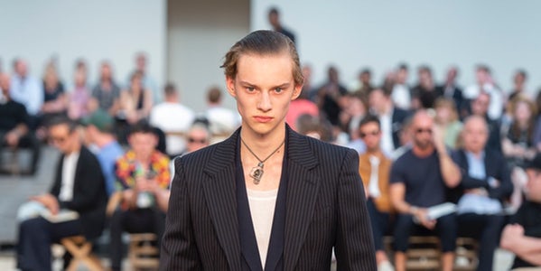 A Chaotic Undertow at Alexander McQueen | Fashion Show Review, Menswear – Spring 2019